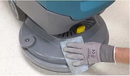 Photo of wiping the outside of the machine with a damp cloth
