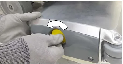 Photo of the yellow idler plate knob being unscrewed