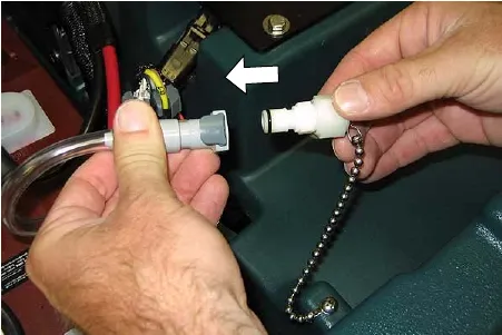 Connecting the FaST-PAK supply hose to the storage plug