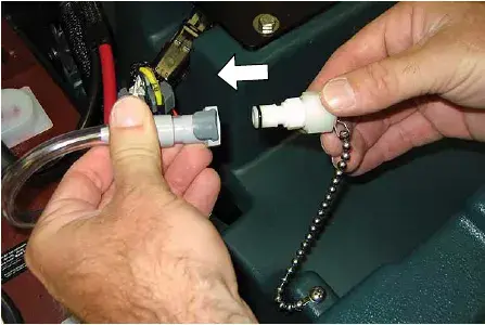 Connecting the supply hose to the storage plug