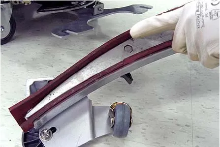 Checking the wiping edge of the squeegee blade