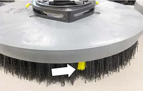 Disk brush with a yellow bristle indicator marked by an arrow