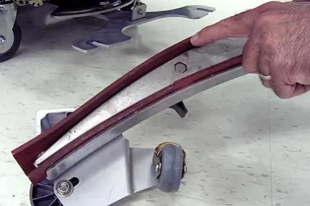 Checking the wiping edge of the squeegee blade