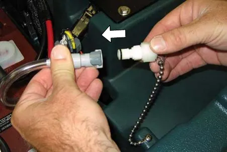 Connecting the FaST-PAK supply hose to the storage plug