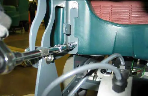 Ratchet extension reaching the lift mechanism bolt from the side of the machine