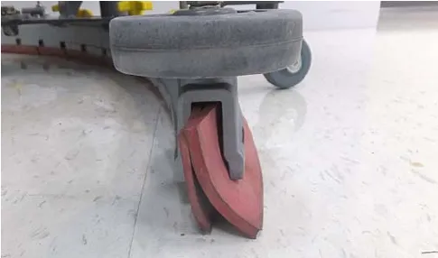 Squeegee blade deflecting correctly against the floor