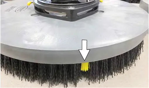 Disk brush with an arrow pointing to the yellow wear indicator bristle