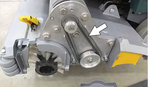 Arrow pointing to the drive belt on the cylindrical scrub head
