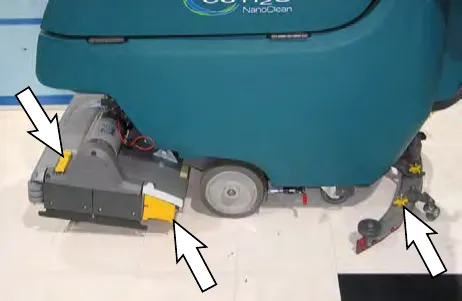 Arrows pointing to yellow touch points on the cylindrical scrub head and squeegee