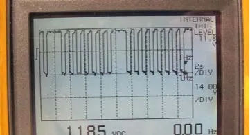 Graphing voltmeter screen showing the status line pattern for trip type 7: seven pulses, a pause, then the cycle repeats