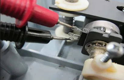 Photo of meter leads on the two outer terminals of the potentiometer