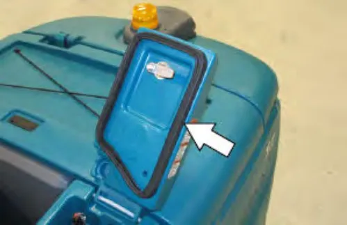 Open solution tank cover with an arrow pointing to the cover seal