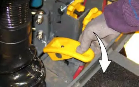 Hand loosening a yellow squeegee mounting handle, with an arrow showing the direction