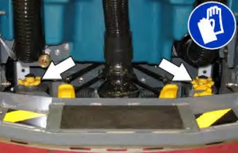 Arrows pointing to the lock knobs on both sides of the rear squeegee, plus glove symbol