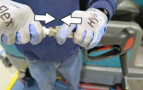 Two arrows pointing at the hose end and the wand fitting as two hands connect them