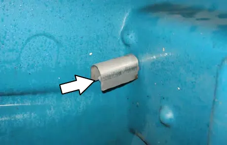 Sensor near the top of the recovery tank, with an arrow to the sensor