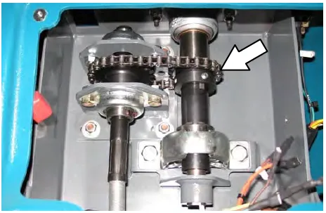 Steering chain on the steering column, with an arrow pointing to the chain