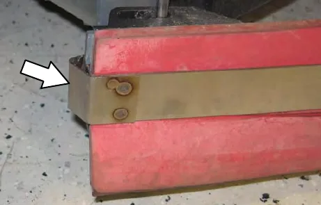 Retaining band hooked around the squeegee blade, with an arrow pointing to the hook