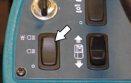Operating / hazard light switch on the control panel, with an arrow