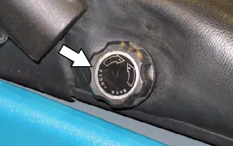 Backrest angle adjustment knob on the deluxe seat