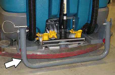 Rear squeegee protector bar behind the machine, with an arrow to the bar
