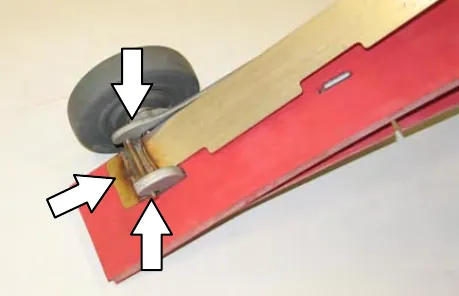 Hinge end of the retainer going into the hooks on the inner frame, with arrows at the hinge