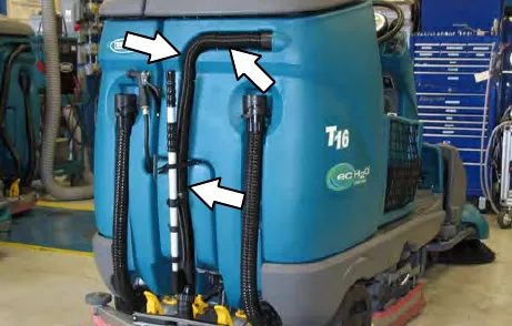 Rear of the machine with arrows to the vacuum hose and its recess in the recovery tank