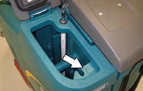 Solution tank filler opening with an arrow to the indicator tab