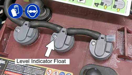 Electrolyte level indicator float on a battery cap