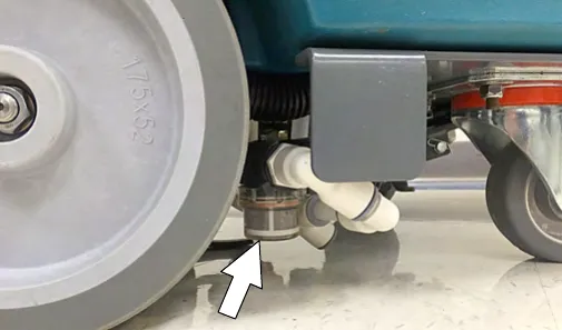 Emptying the water from the solution tank filter under the machine
